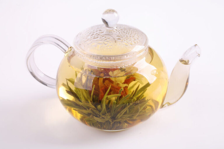 885809_teapot-with-green-tea