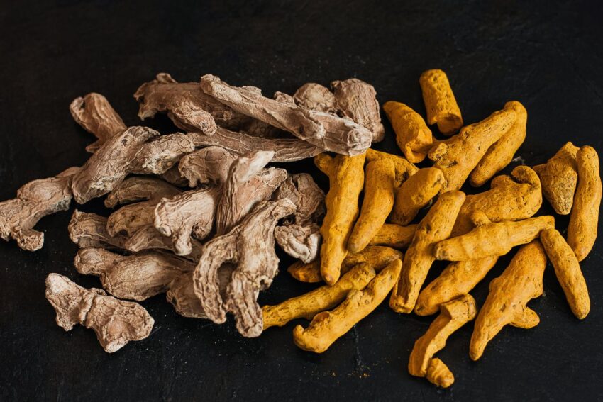 Fresh tumeric and ginger roots is a spice that supports your body, immune system and antioxidant.